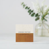 CARTE DE VISITE CARRÉ POTERIE CÉRAMIQUE EN OCRE DE POTERIE GLASÉE TEXTUR (Debout devant)
