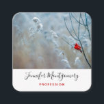 Carte De Visite Carré Red Cardinal dans Winter Nature Photo de Christmas<br><div class="desc">Un carte de visite avec une photo nature pittoresque avec un cardinal rouge vif. Contrasté par rapport à une toile de fond hivernale avec la neige tombant doucement.</div>
