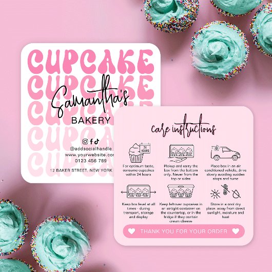 Carte De Visite Carré Retro Pink Tendance Cupcakes Instructions de soins
