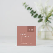 CARTE DE VISITE CARRÉ SITE WEB MARIAGE SCANDI TERRACOTTA RUST MONOGRAM (Debout devant)