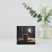 Carte De Visite Carré Trouver la tranquillité en hiver avec café et lune (Debout devant)