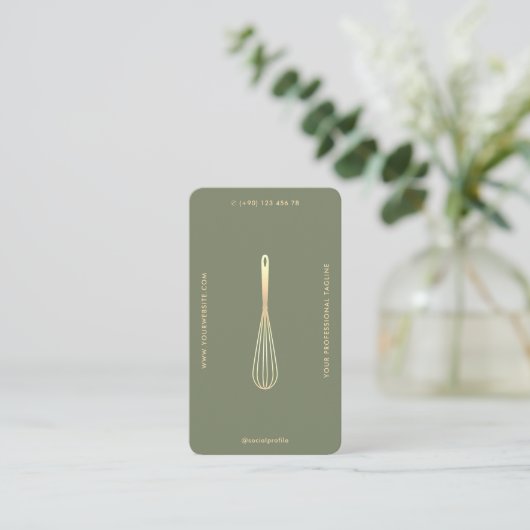 Carte De Visite Caterer moderne Baker Green Sage Gold Whisk (Debout devant)