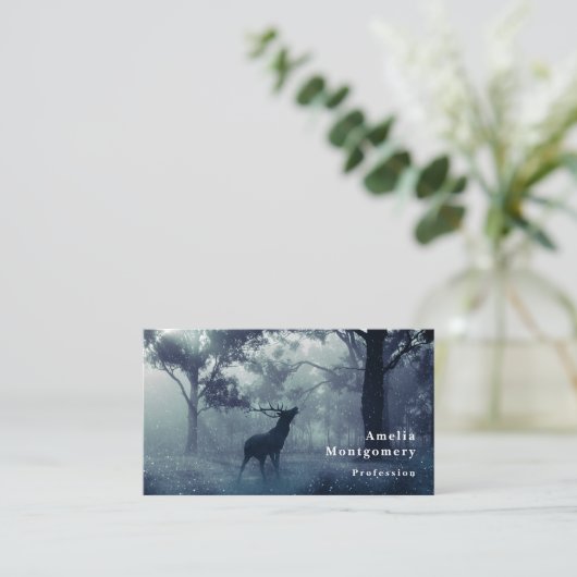 Carte De Visite Cerf avec Antlers dans une forêt ombragée (Debout devant)