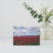 Carte De Visite Champ rouge de tulipe (Debout devant)
