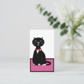 Carte De Visite Chat noir et blanc mignon sur un tapis rose (Debout devant)