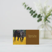 Carte De Visite Cheval de baie dans un champ de fleurs jaunes (Debout devant)