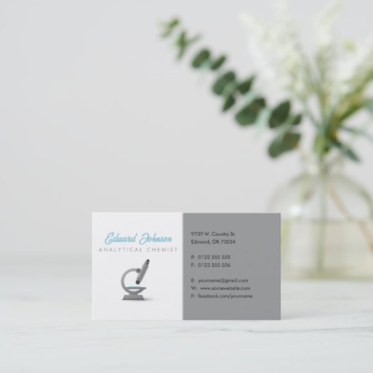 Carte De Visite Chimiste analytique | Microscope scientifique (Debout devant)