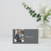 Carte De Visite Code QR de photo d'agent immobilier gris foncé (Debout devant)