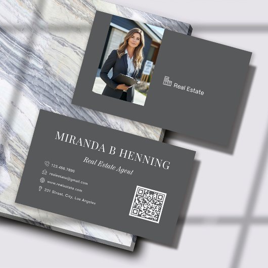 Carte De Visite Code QR de photo d'agent immobilier gris foncé