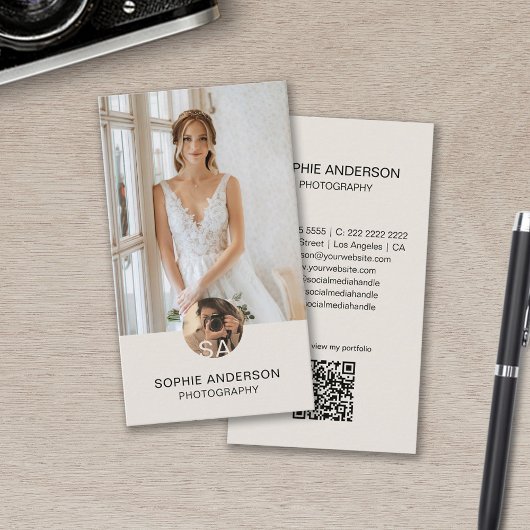 Carte De Visite Code QR de photo de photographe à monogramme moder