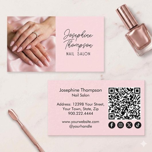 Carte De Visite Code QR du salon de manucure Rose Pâle sur les rés