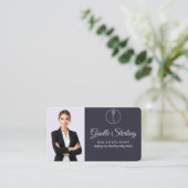 Carte De Visite Code QR élégant violet pour agent immobilier (Debout devant)
