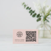 Carte De Visite Code QR Logo Entreprise Rose Pâle Professionnel (Debout devant)