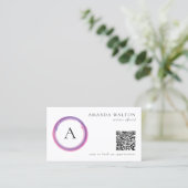 Carte De Visite Code QR Monogramme Rose et Violet Moderne (Debout devant)