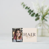 Carte De Visite Code QR photo de coiffeur beige neutre (Debout devant)