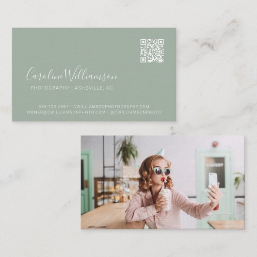 Carte De Visite Code QR photo de style vert sauge moderne tendance (Devant / Derrière)