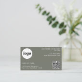 Carte De Visite Code QR simple logo et texte Vert sauge (Debout devant)