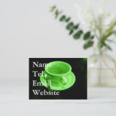 Carte De Visite Coupe de café vert sur une table noire (Debout devant)