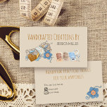 Carte De Visite Créations artisanales Fil coudre Crème Vintage<br><div class="desc">Cartes de visite personnalisés pour les vendeurs de marchandises artisanales, tels que crochet, couture, tricot .. Le design comporte une typographie de police très tendance pour le libellé "créations artisanales par", que vous pouvez modifier si vous le souhaitez. Il a une illustration de style champêtre d'une skein de fil, embellissements,...</div>