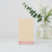 Carte De Visite Crème moderne et rose À damiers Motif QR Code (Debout devant)