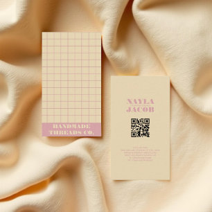 Carte De Visite Crème moderne et rose À damiers Motif QR Code