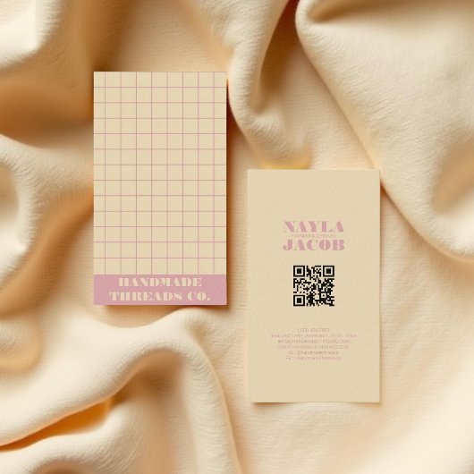 Carte De Visite Crème moderne et rose À damiers Motif QR Code
