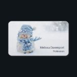Carte De Visite Cute Snowman au photographe de Christmas<br><div class="desc">Carte de visite avec une jolie photo d'un petit bonhomme de neige. Debout dehors en hiver avec de la neige qui tombe tout autour. Ce mignon petit gars est habillé en casquette tricoté bleu et foulard. Un peu de bokeh blanc/gris s'enflamme dans l'arrière - plan.</div>