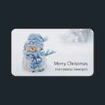 Carte De Visite Cute Snowman au photographe de Christmas<br><div class="desc">Carte de visite avec une jolie photo d'un petit bonhomme de neige. Debout dehors en hiver avec de la neige qui tombe tout autour. Ce mignon petit gars est habillé en casquette tricoté bleu et foulard. Un peu de bokeh blanc/gris s'enflamme dans l'arrière - plan.</div>