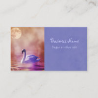 Cygne blanc flottant sur un lac brumeux