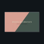 Carte de visite de bloc élégant rose et vert foncé<br><div class="desc">Cette carte de visite moderne et design présente votre nom dans une couleur jaune clair avec un rose rose et géométrique et un arrière - plan de bloc vert foncé de forêt. L'envers comprend votre nom, votre titre, les coordonnées et les icônes sociales avec un arrière - plan vert foncé....</div>