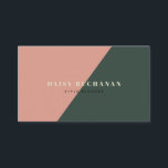 Carte de visite de bloc élégant rose et vert foncé<br><div class="desc">Cette carte de visite moderne et design présente votre nom dans une couleur jaune clair avec un rose rose et géométrique et un arrière - plan de bloc vert foncé de forêt. L'envers comprend votre nom, votre titre, les coordonnées et les icônes sociales avec un arrière - plan vert foncé....</div>