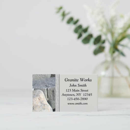 Carte de visite de granit (Debout devant)