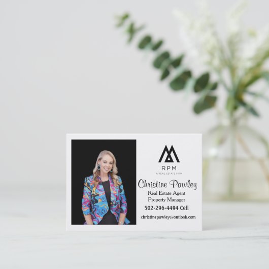 Carte de visite de l'agent immobilier (Debout devant)