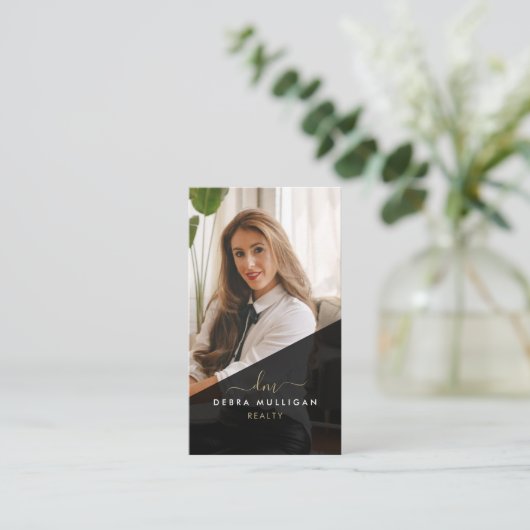Carte de visite de l'agent immobilier moderne (Debout devant)