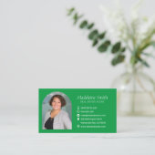 Carte de visite de l'agent immobilier vert avec pe (Debout devant)