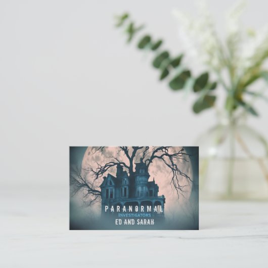 Carte De Visite Demeure de l'enquêteur paranormal (Debout devant)