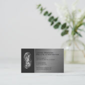 Carte de visite du chercheur privé sur les emprein (Debout devant)