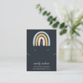 CARTE DE VISITE ÉCRAN À COURSE SCANDI BLUSH NAVY EARRING (Debout devant)