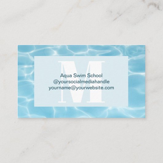 Carte De Visite Élégant Monogramme Bleu Enseignant de natation (Dos)
