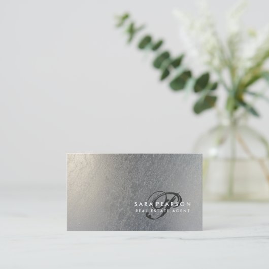Carte De Visite Élégant Script immobilier Monogramme ArgentTexture (Debout devant)
