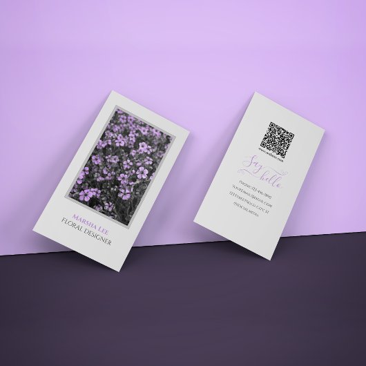 Carte de visite élégante blanche avec code QR et m