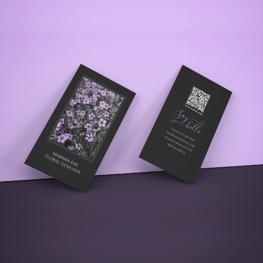 Carte de visite élégante noire avec code QR et mot