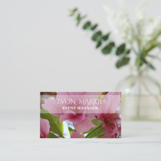 Carte de visite fleurie rose (Debout devant)