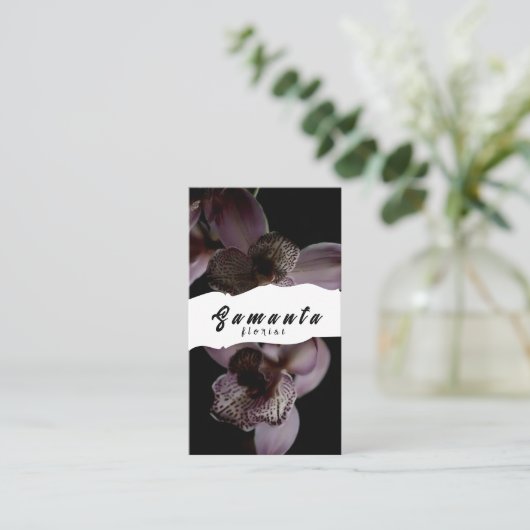 Carte de visite fleuriste (Debout devant)