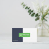 Carte De Visite Green Modern Simple Professional Code QR Scannable (Debout devant)