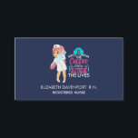 Carte De Visite Infirmière amusante qui dit avec une grande aiguil<br><div class="desc">Carte de visite avec un dicton humoristique : D'abord je bois le café,  puis je sauve des vies. Parfait pour les infirmières. Illustration d'une infirmière portant un casquette infirmier à l'ancienne et mignon et portant une aiguille hypodermique géante.</div>