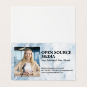 Carte De Visite Journaliste souriant sur caméra (Extérieur déplié)