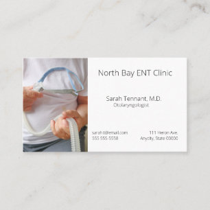 Carte De Visite L'homme tient un dispositif d'apnée du sommeil