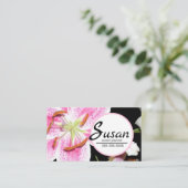 Carte De Visite Lily rose | Fleur Lily rose délicate sur noir (Debout devant)