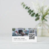 Carte De Visite Logo de code QR Housecleaning Entreprise moderne (Debout devant)